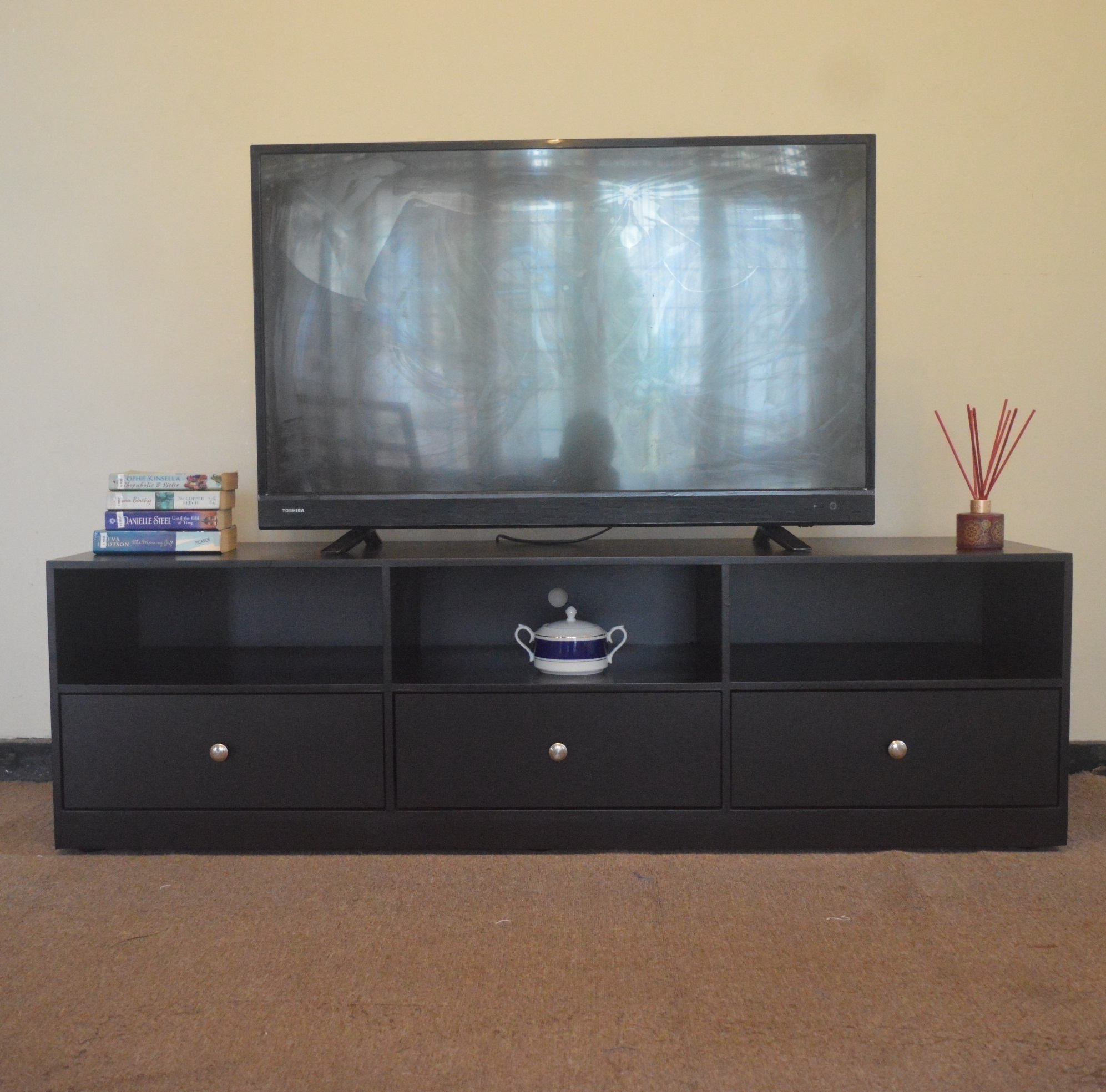 1660 TV Console